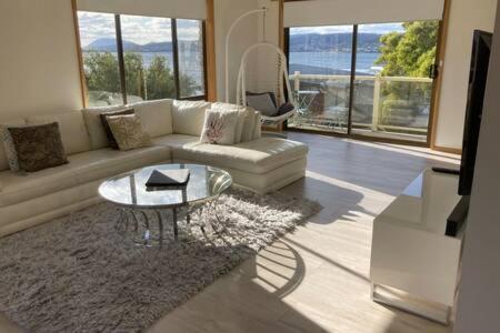 Spacious Modern Home Outstanding Views Sleeps 9 Hobart Exterior photo