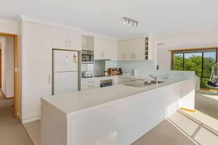 Spacious Modern Home Outstanding Views Sleeps 9 Hobart Exterior photo