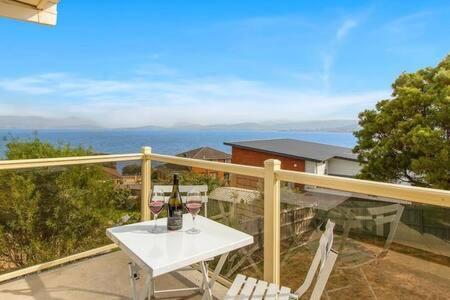 Spacious Modern Home Outstanding Views Sleeps 9 Hobart Exterior photo