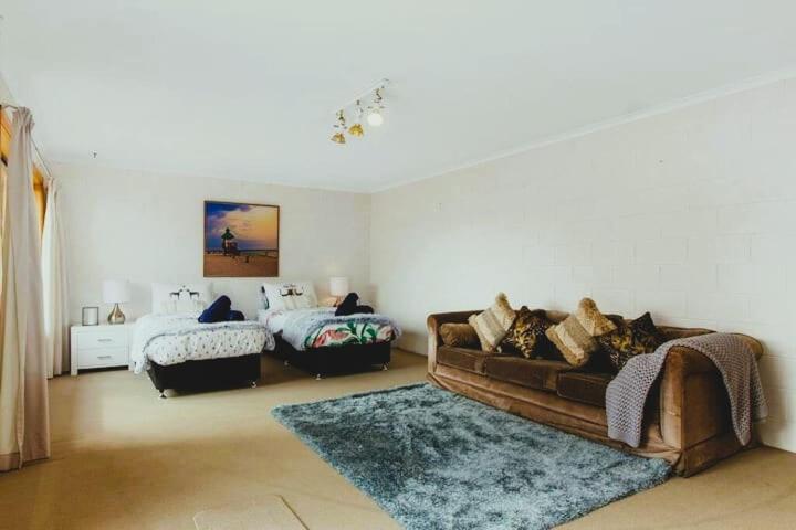 Spacious Modern Home Outstanding Views Sleeps 9 Hobart Exterior photo
