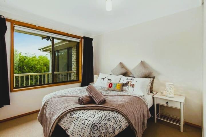 Spacious Modern Home Outstanding Views Sleeps 9 Hobart Exterior photo
